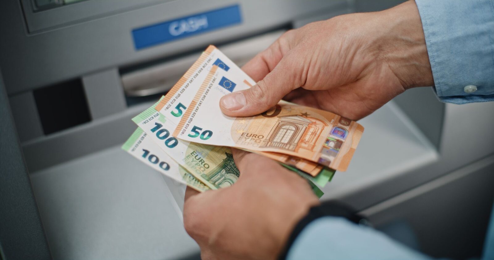 Bani falși în străinătate: Ce să verifici la restul primit