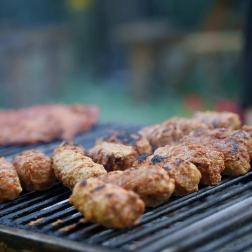 Carne românească, prinsă-n plasa UE: Fibre de mazăre și vitamina B1 lipsă