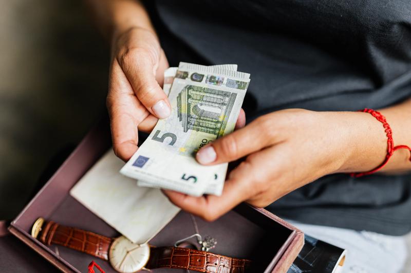 Euro: Numerarul domină, plățile mobile cresc Rapid