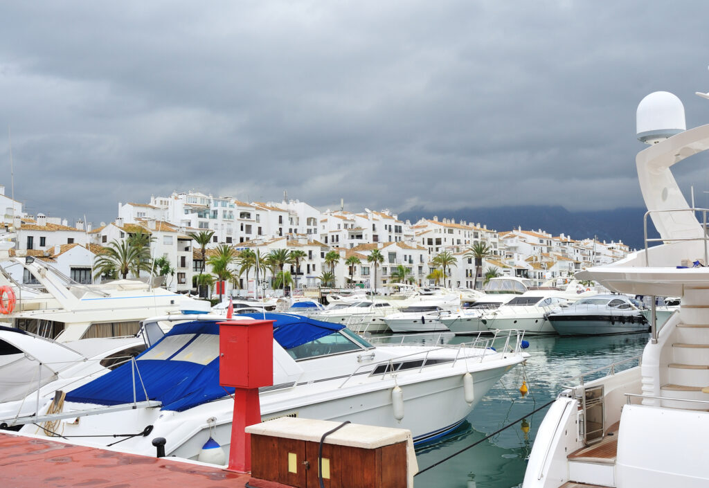 Românii din Marbella, paradisul milionarilor. Adevărul din Spania