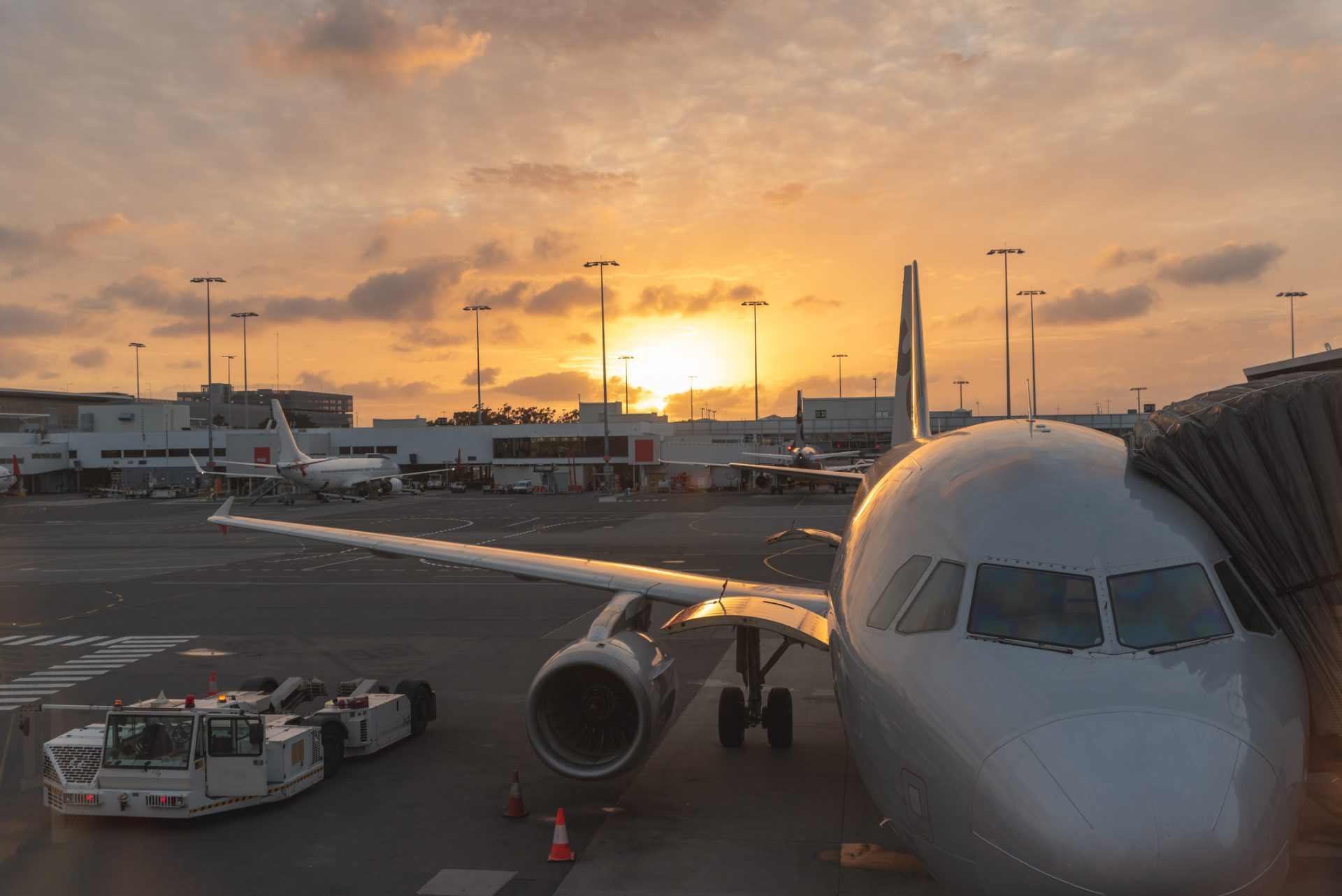 Incident grav pe aeroport: Airbus A320 a frânat pentru a evita un Boeing Qatar Airways