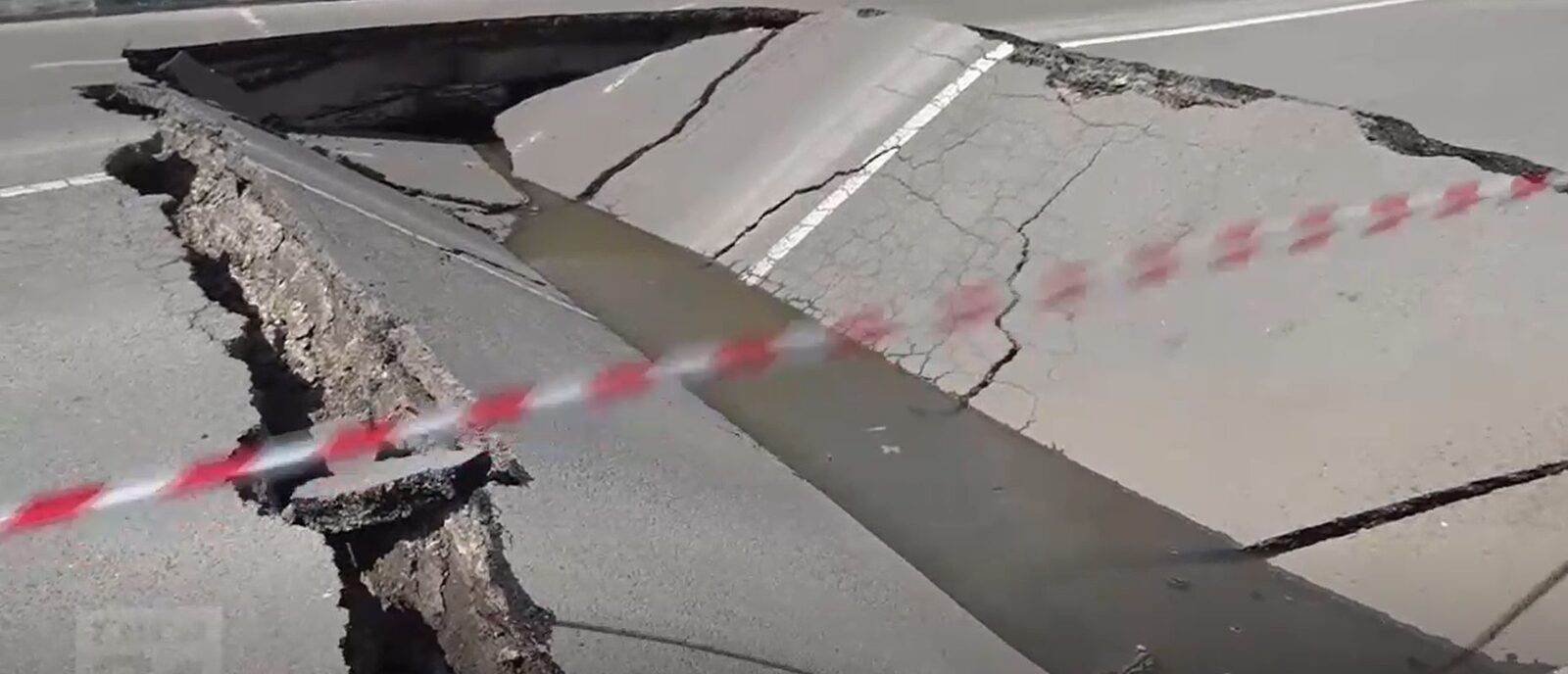 Șoseaua s-a prăbușit la Eroilor, Apa Nova intervine