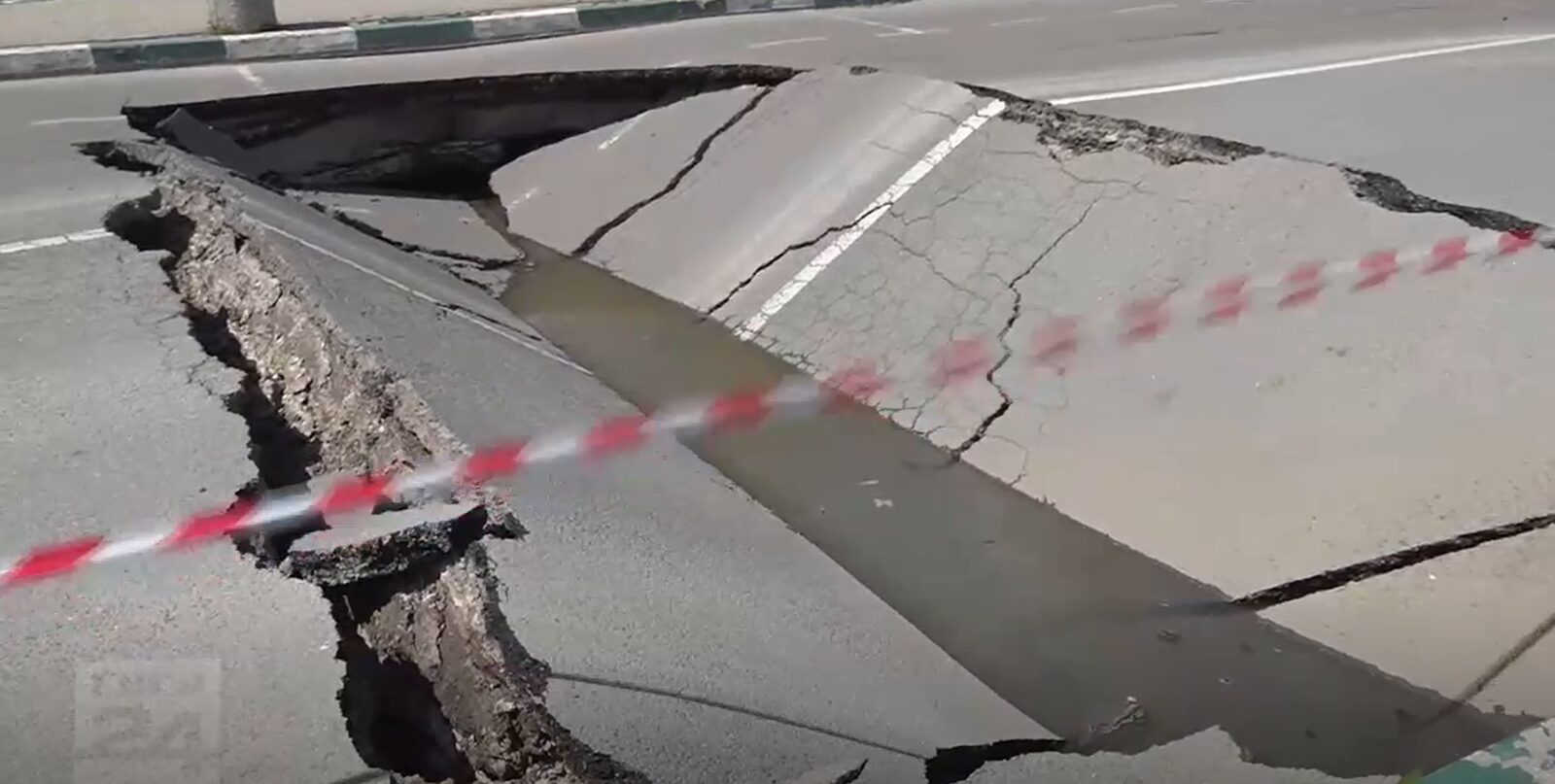 Șoseaua s-a prăbușit la Eroilor, Apa Nova intervine