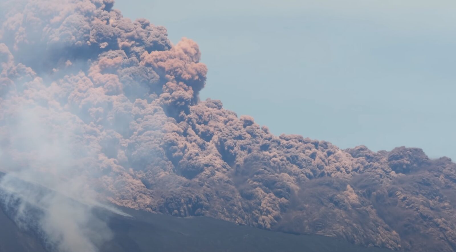 Etna blochează Aeroportul Catania: Mii de turiști blocați în Sicilia