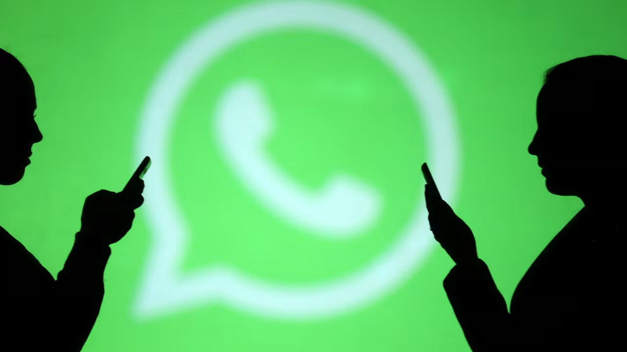 WhatsApp, scammerele te fură: Români goliți de bani, luați și pe credit