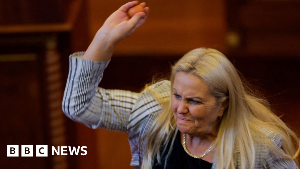 Deputat oposiție aruncă ouă în premierul Kosovo