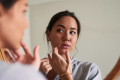 Tiroida te trădează: 7 semne din oglindă de care să te ferești