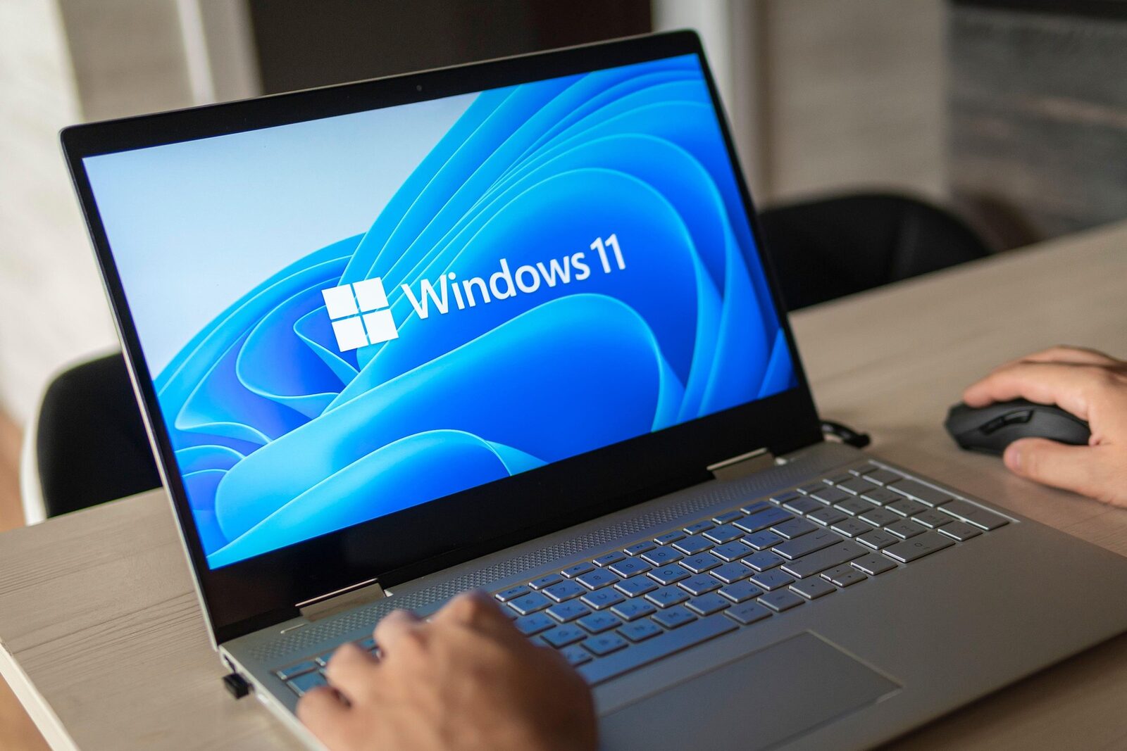 Windows 11: Laptopul lent chiar la priză. Ce setare taie performanța