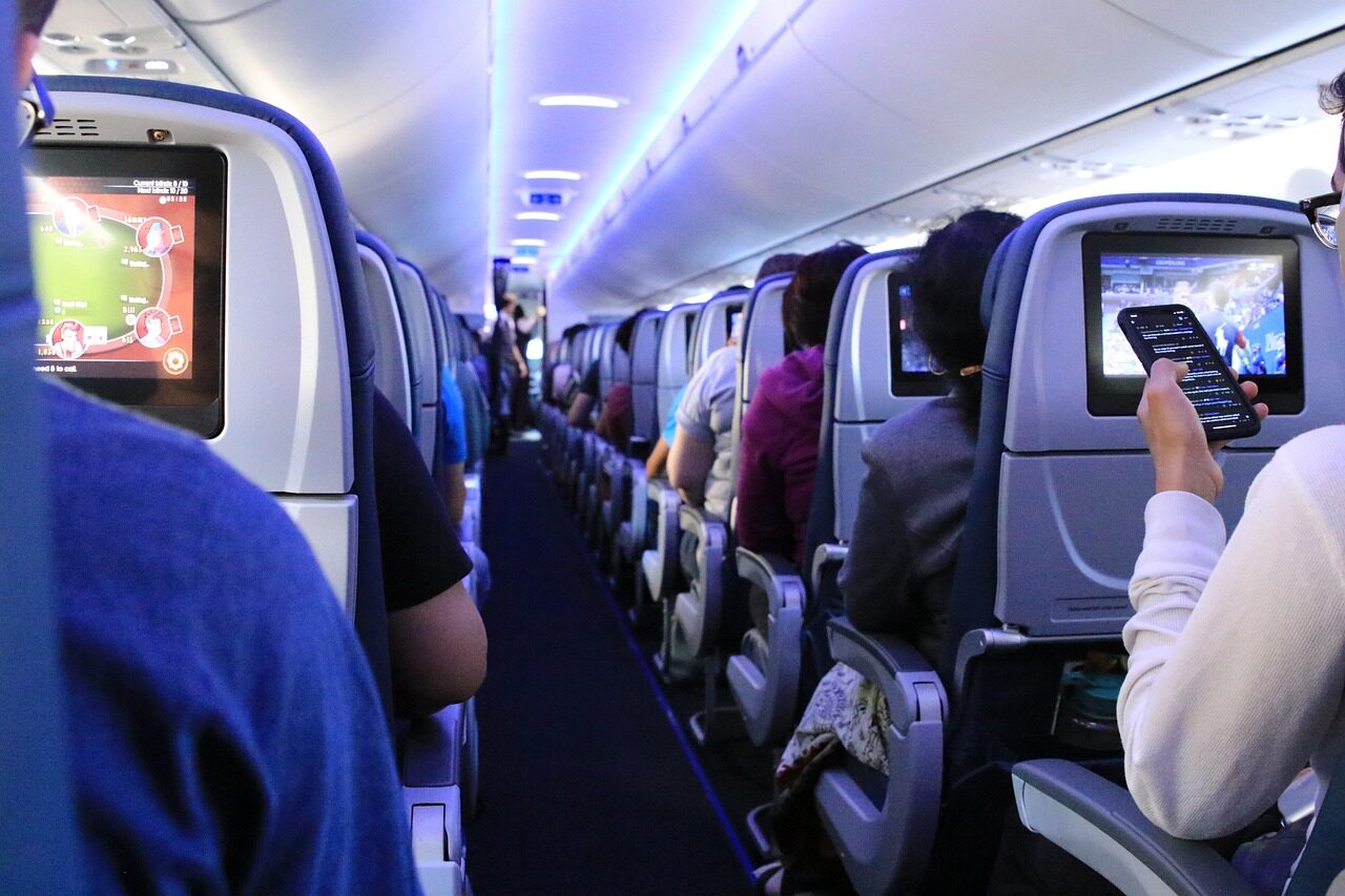 Glonț într-un Boeing 737, pasageri evacuați de urgență