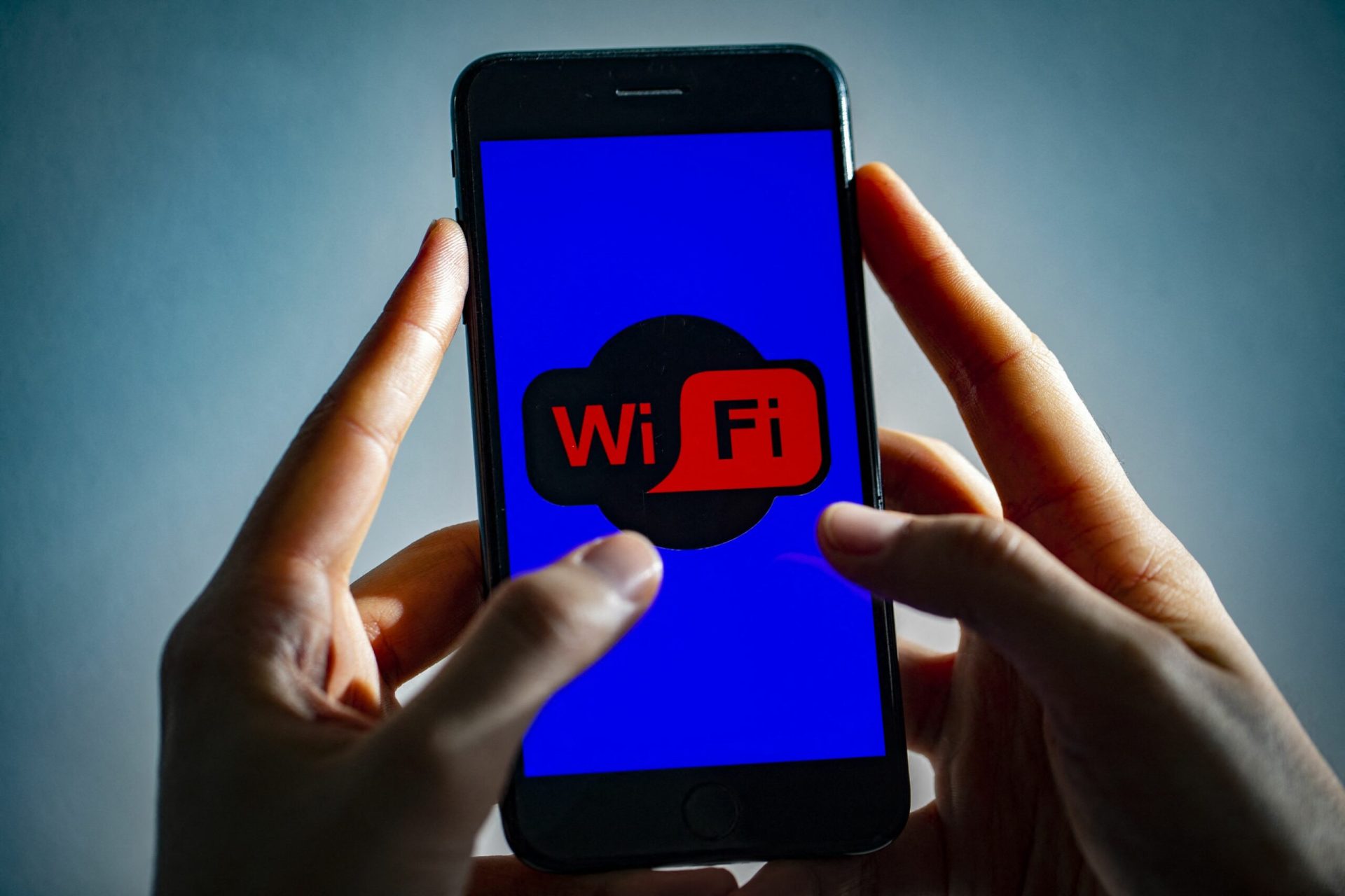 Hackerii vizează hotelurile: Semnalul Wi-Fi, capcană mortală