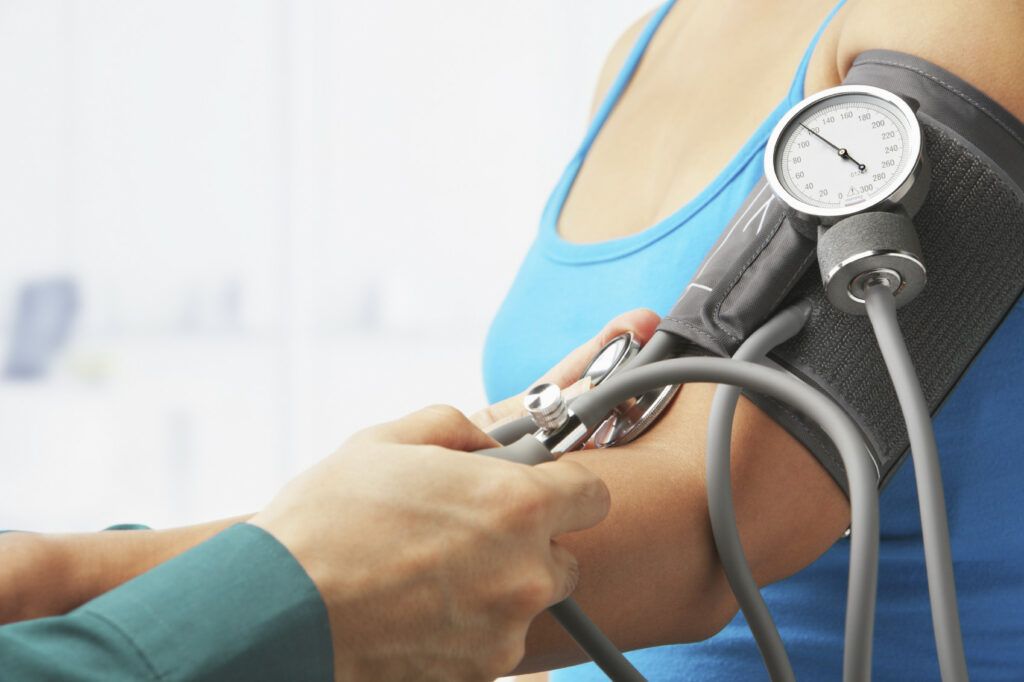 Tensiune 14 cu 9: Cât de gravă e și când să mergi la medic