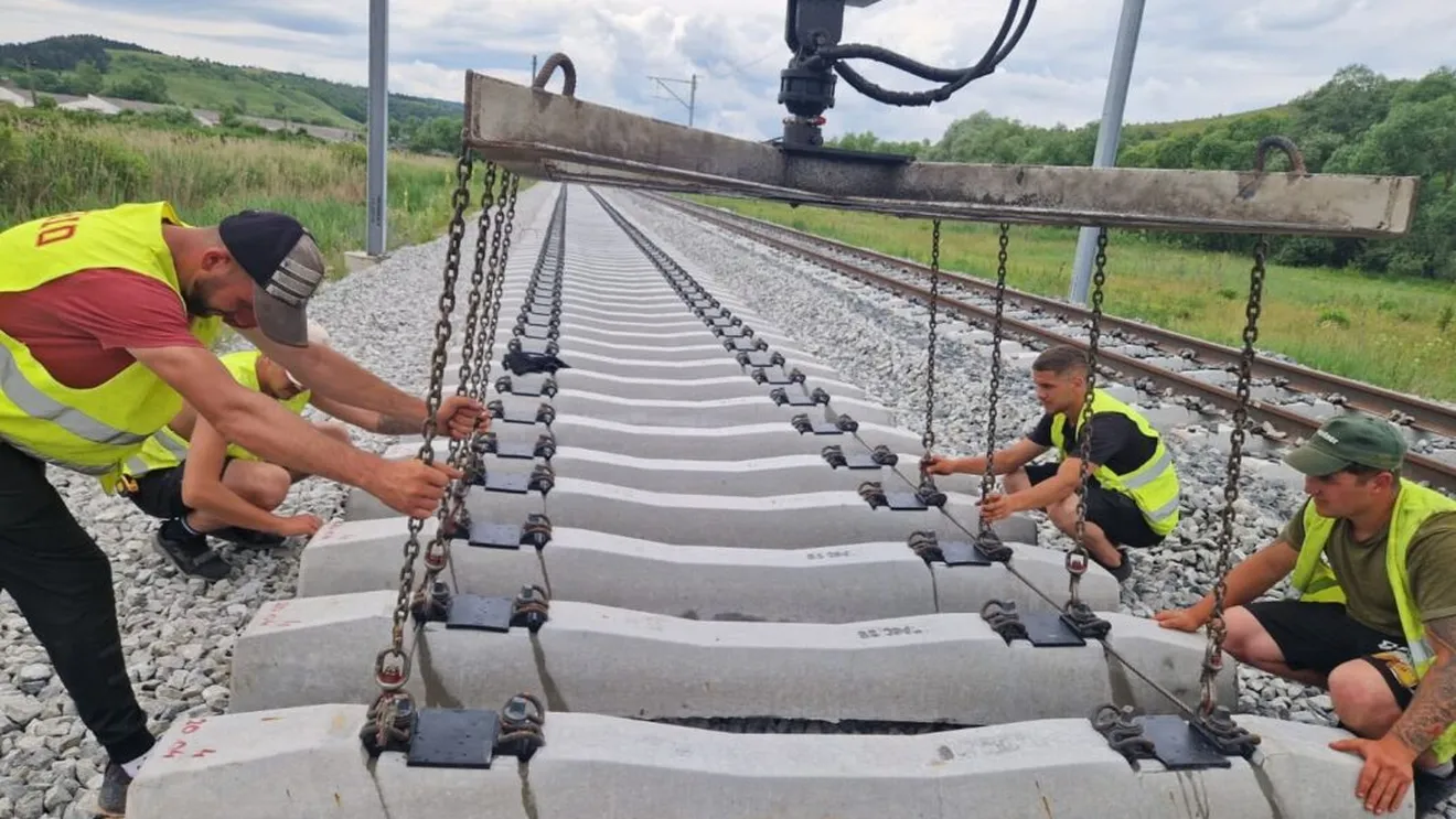 Infrastructura locală: Rutierul salvează jocul, calea ferată bate pasul pe loc