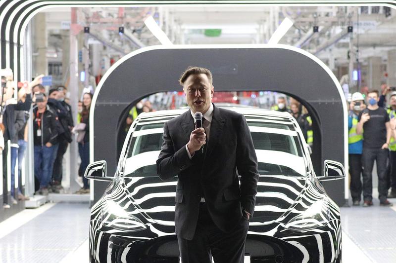 Musk abandonează doar electricele Tesla. Presiune imensă pe gigant