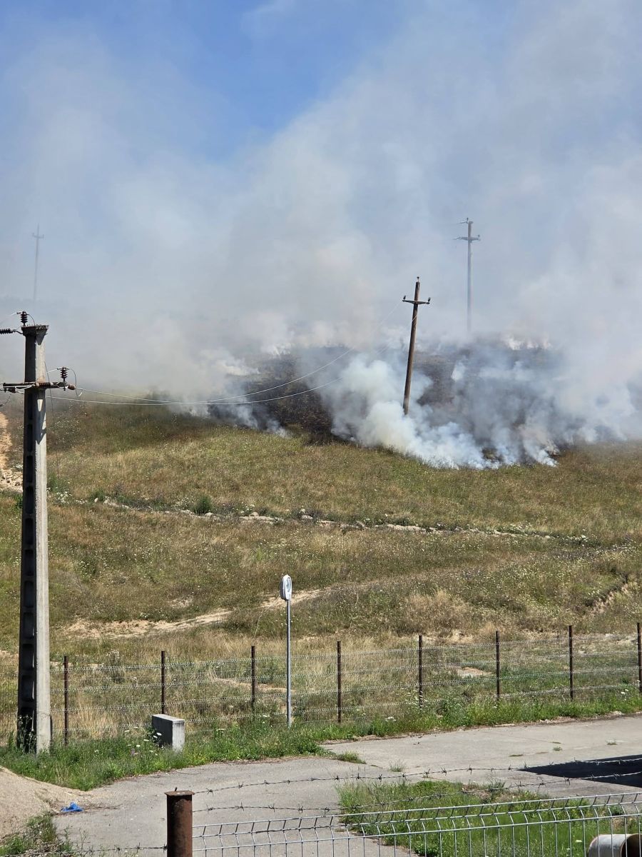 Incendiu evitat la Feldioara: Uraniu periculos, aproape de pădure