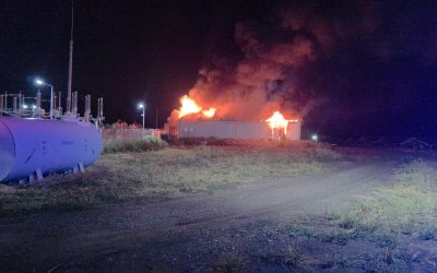 Stâlpu în flăcări: Hală de baterii pentru energie electrică distrusă de un incendiu
