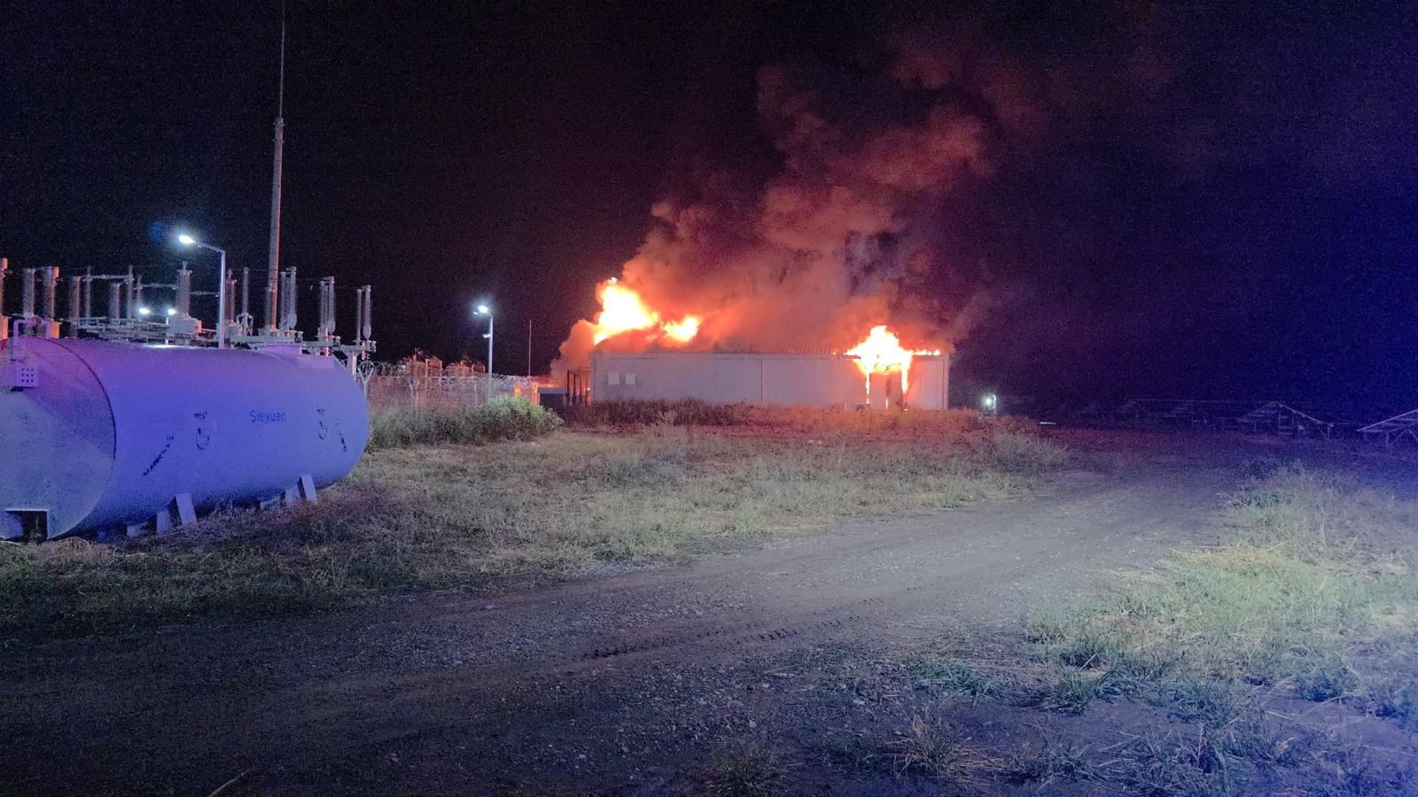 Stâlpu în flăcări: Hală de baterii pentru energie electrică distrusă de un incendiu