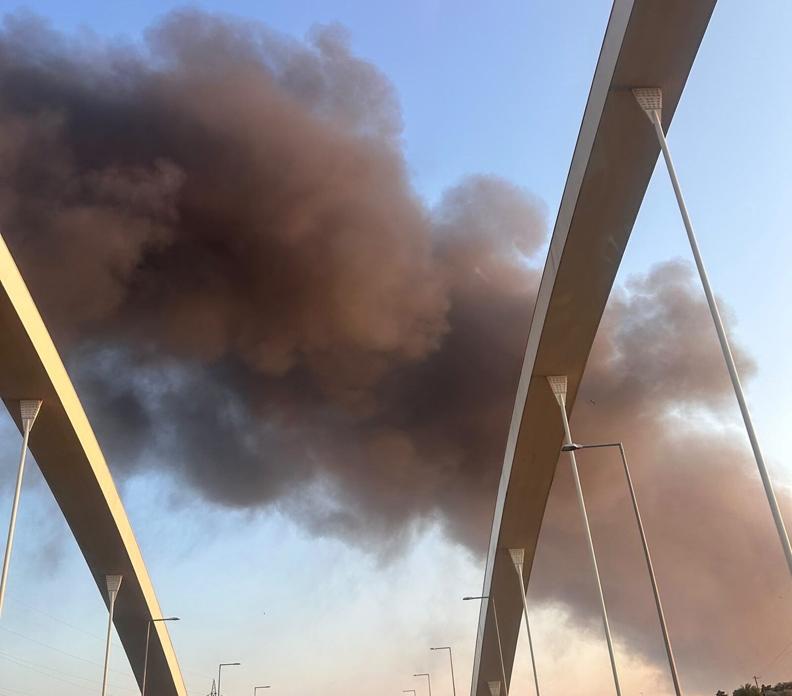 Incendiu în Lumina: Fum și gaze, zonă interzisă