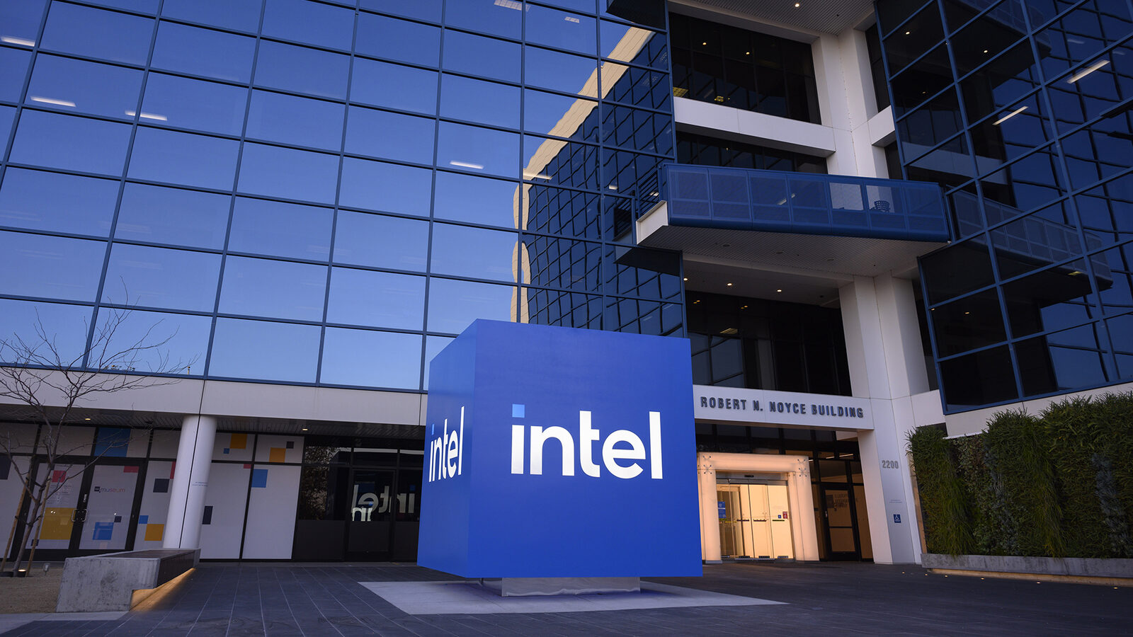 Intel, vânzare record de 15 miliarde de dolari