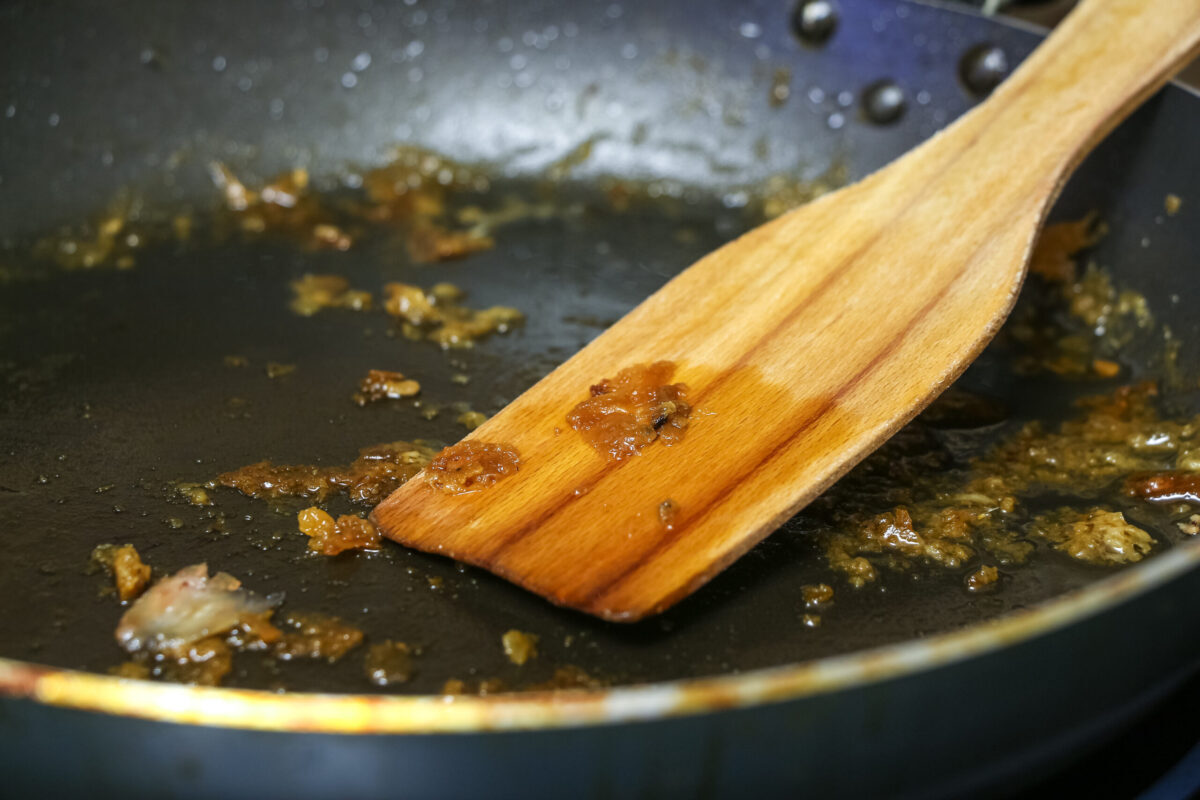 Mâncarea se lipește de tigaie: Ești vinovat de aceste greșeli culinare