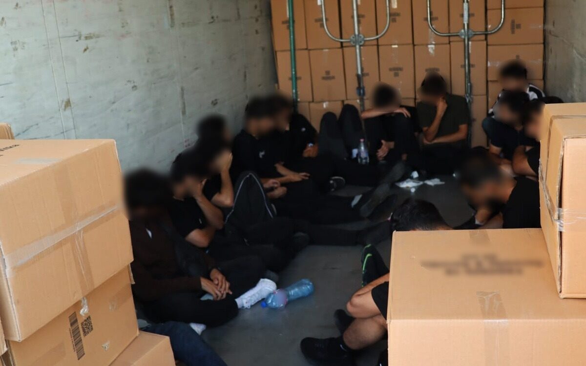 18 Migranți Înghesuiți pe Ascuns în TIR la Granița României