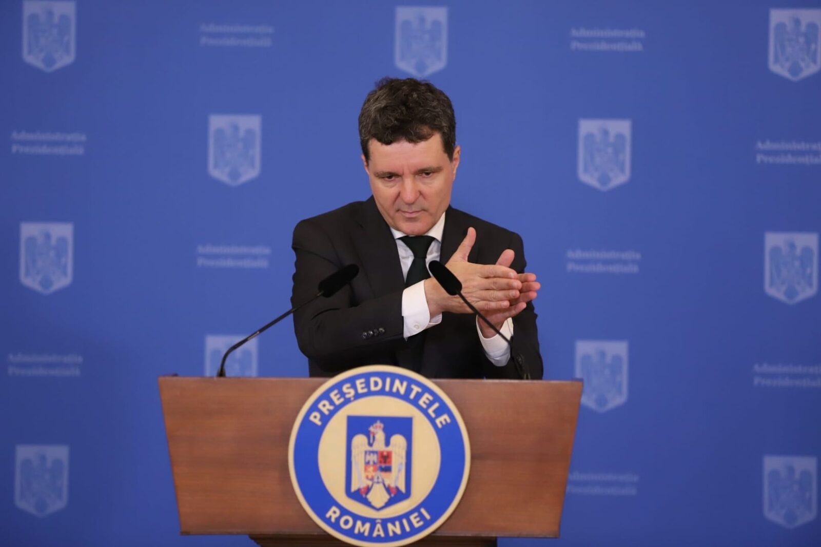 Președintele-jucător: Un lider sau un moale?