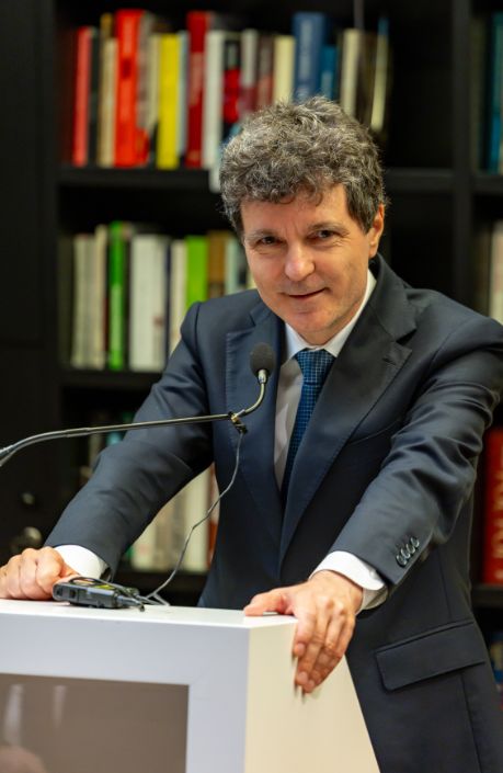 Președintele contestă la CCR legea decarbonizării energetice