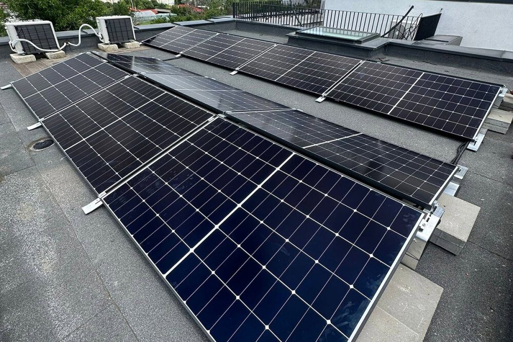 Bolojan, reguli noi la panouri fotovoltaice: Fără stocare, nu mai bagi în rețea