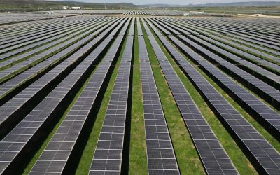 Rescrie acest titlu ca un jurnalist român experimentat. Între 55-70 caractere, captivant, direct. Stilul ziarelor Libertatea, Adevărul, HotNews. Titlu: Bulgaria se impune ca lider în stocarea energiei electrice în UE,  în urma rapidei expansiuni a energiei solare, a finanţării substanţiale din partea Uniunii Europene şi a majorării investiţiilor private

REGULI STRICTE:
– Răspunde cu UN SINGUR titlu, nimic altceva
– Prima literă din titlu TREBUIE să fie MAJUSCULĂ
– NUMELE PROPRII CU LITERĂ MARE OBLIGATORIU: Donald Trump (nu donald Trump), Mircea Lucescu (nu mircea lucescu), București (nu București), România (nu românia), Europa (nu europa)
– Folosește DIACRITICE corecte: Ă, î, â, ș, ț (nu a, i, a, s, t). Exemplu: Mașină (nu masina), încă (nu inca), față (nu fata)
– Fără ghilimele în jurul titlului
– Fără majuscule la fiecare cuvânt (nu Title Case) – doar prima literă din propoziție și numele proprii
– Fără punct la finalul titlului
– Fără „Iată ce…”, „Află cum…”, „Descoperă…”, „Află acum”, „Surpriză:”
– Semnul de exclamare (!) este COMPLET INTERZIS în titlu – nu folosi ! niciodată
– SCRIE DOAR ÎN LIMBA ROMÂNĂ – dacă titlul original e în altă limbă, traduce-l
– Fără formatare markdown sau HTML