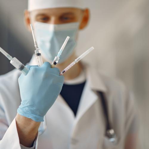 Sănătate privată angajează masiv, sistemul public pe butuci