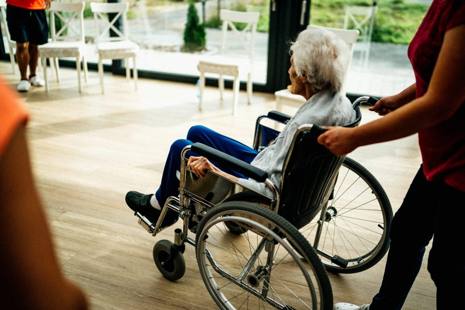Control șoc la un centru privat din Neamț: 7 bătrâni relocați de urgență