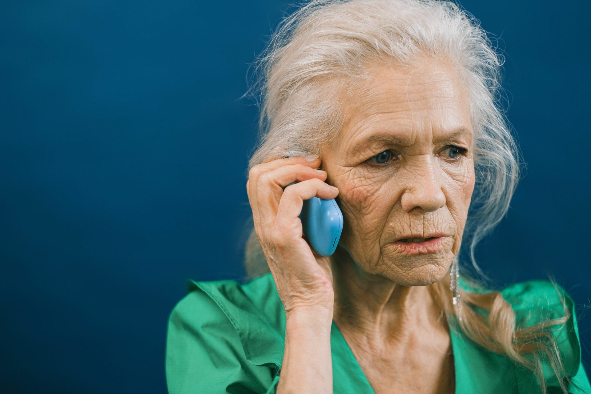 Hoți la telefon: Feriți-vă de escrocii bancari