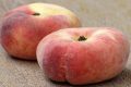 Piersici plate: Naturale sau de laborator? Adevărul despre sănătatea lor