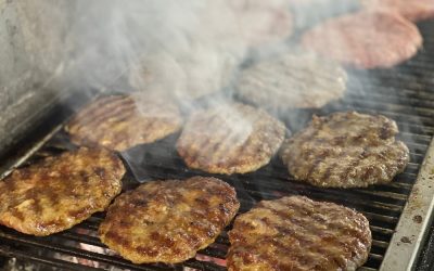 Pljeskavica sârbești: Delicioase acasă, mai bune ca burgerii