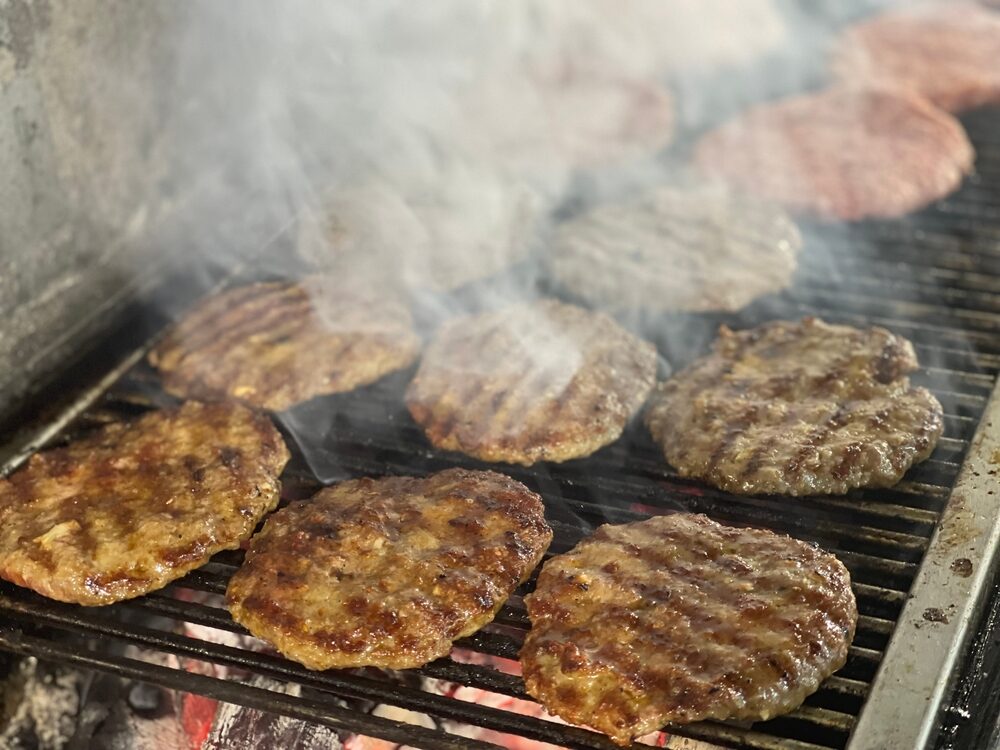 Pljeskavica sârbești: Delicioase acasă, mai bune ca burgerii