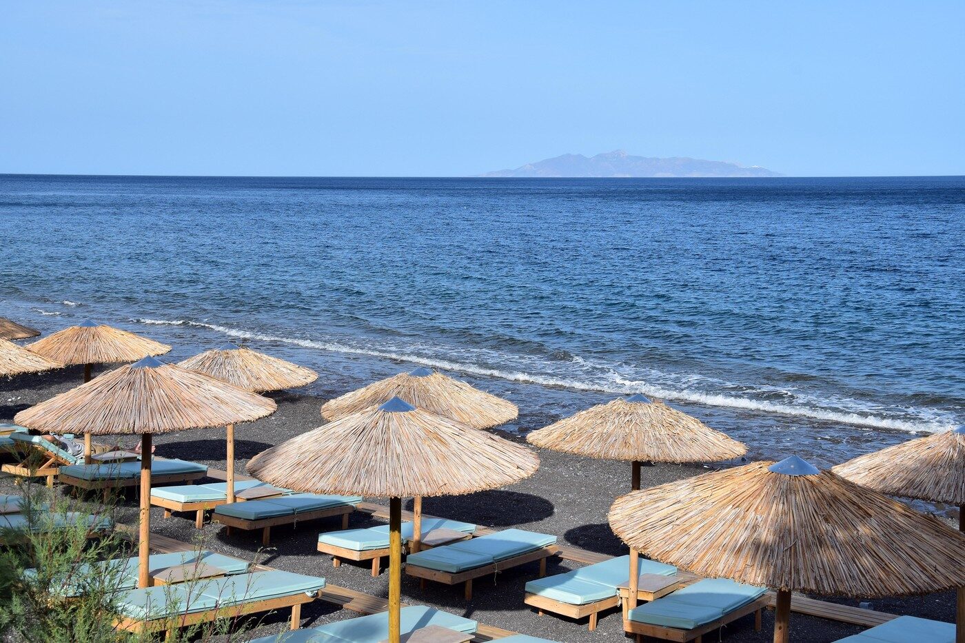 Grecia: Plaja costă cât hotelul. Vezi unde plătesc românii mult