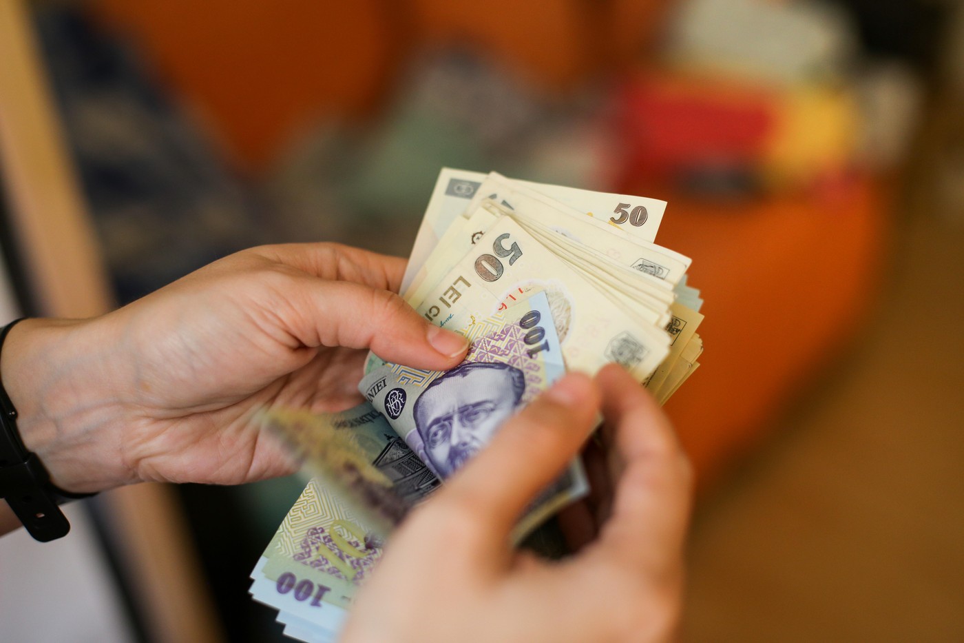 BNR: Inflația scade, dar prețurile rămân mari