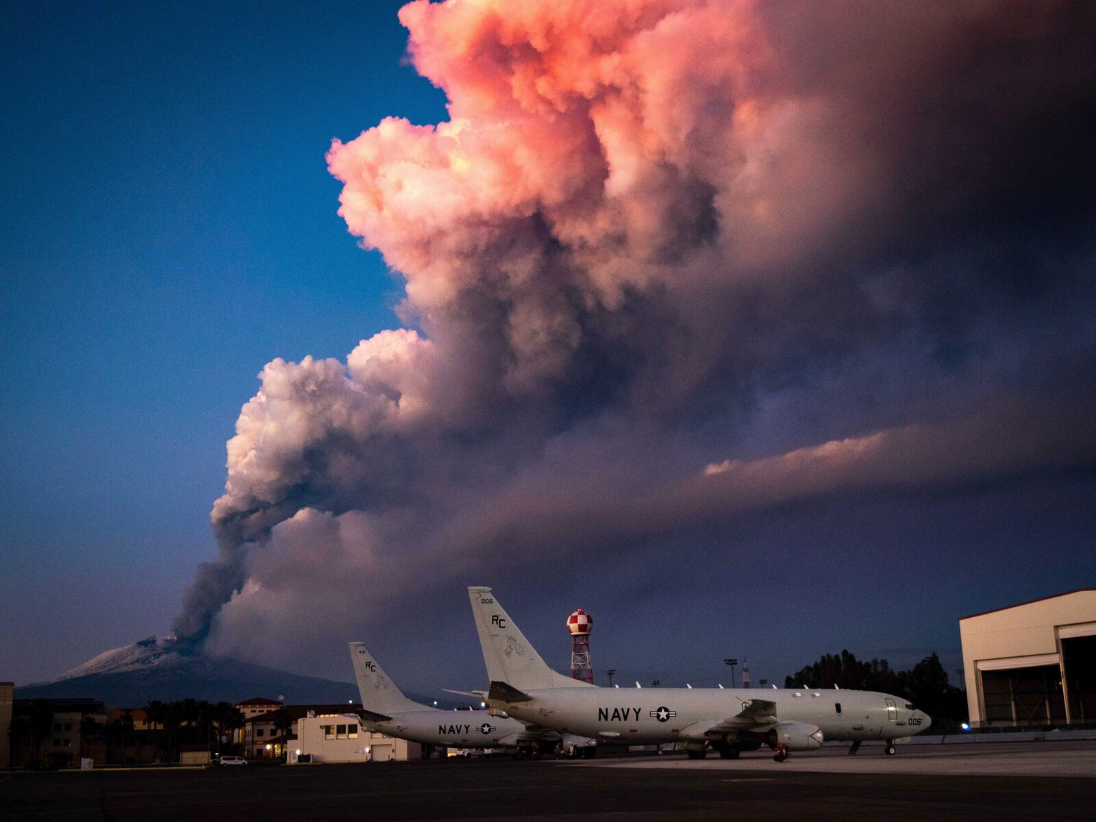 Etna blochează aeroportul din Catania