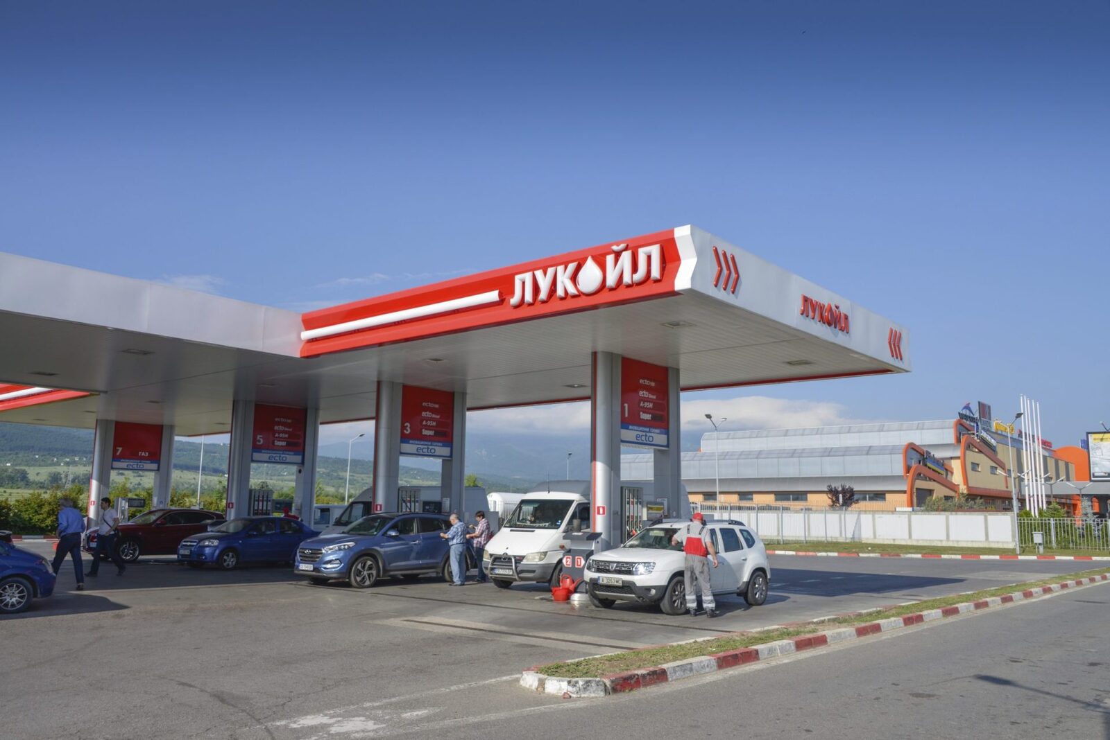 Românii, la „turism la pompă” în Bulgaria: Cât economisești, de fapt