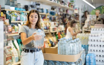 Românii dau o avere pe apă îmbuteliată: Mai mult ca italienii