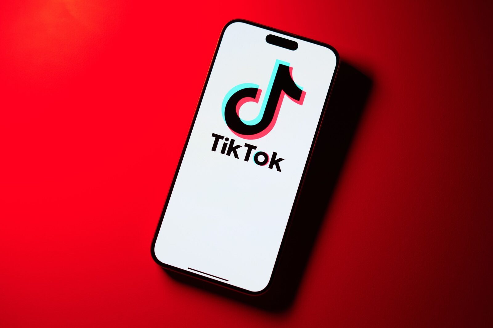 Oana Gheorghiu: TikTok fură creiere, explică atacul pe ambulanța din Cluj