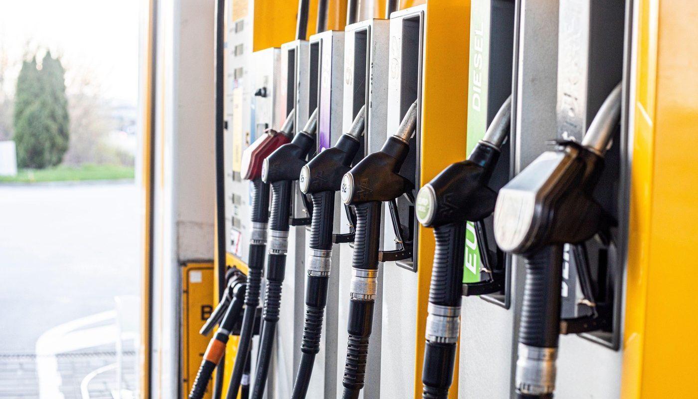 Carburanții mai ieftini. De ce ezită unele benzinării