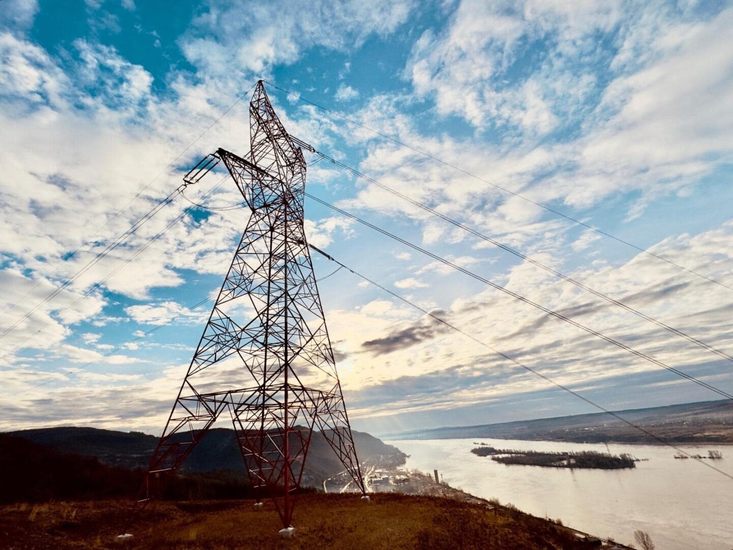 Guvernul deschide ușa la 372 de posturi la companiile energetice