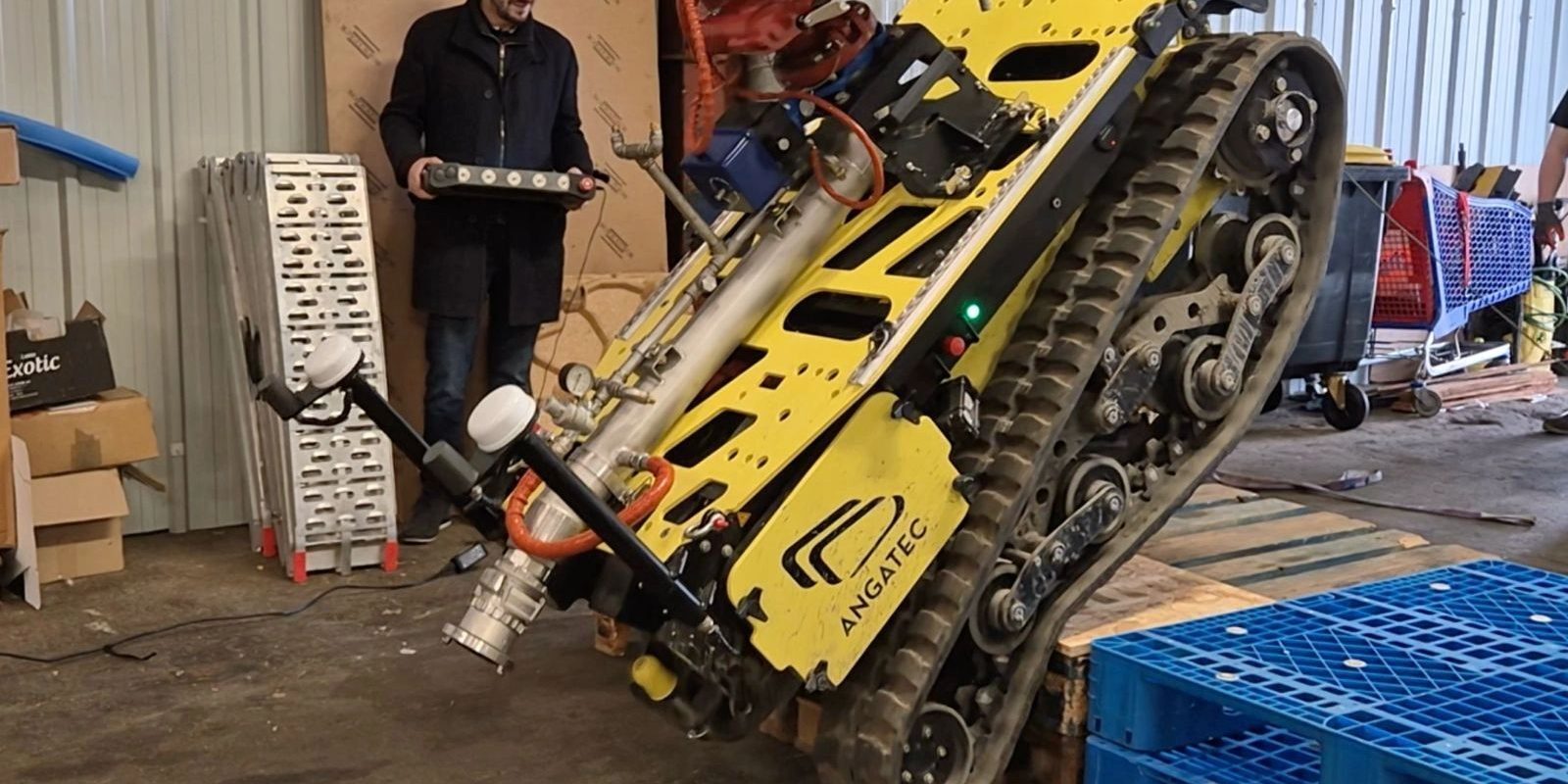 București: Robot revoluționar doboară drone, stinge focuri și lucrează în câmp