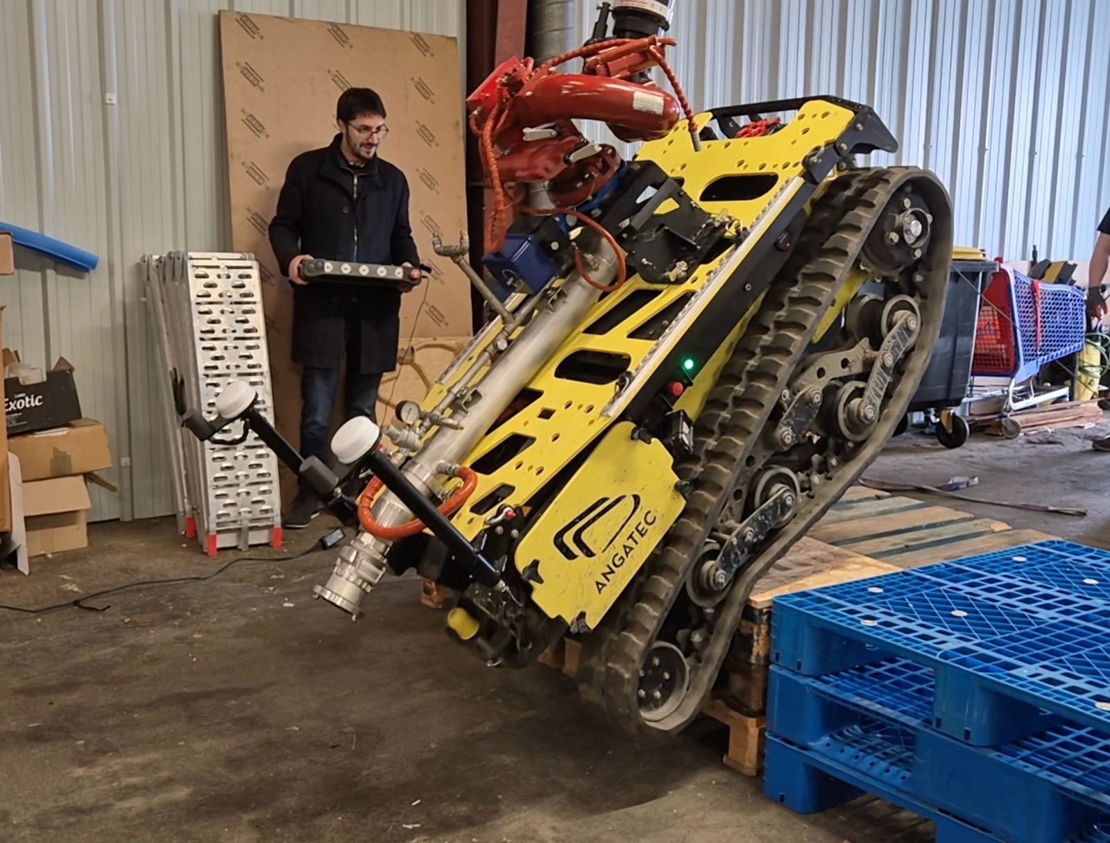 București: Robot revoluționar doboară drone, stinge focuri și lucrează în câmp