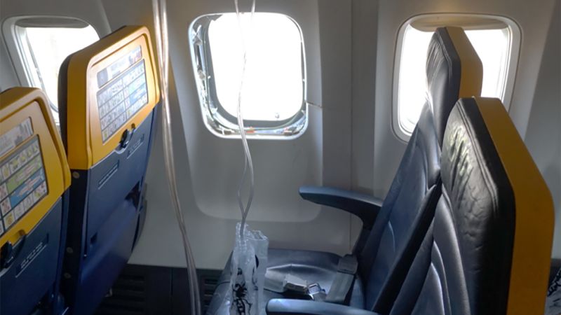 Turbină avion a sfâșiat geam, pasager aproape tras afară