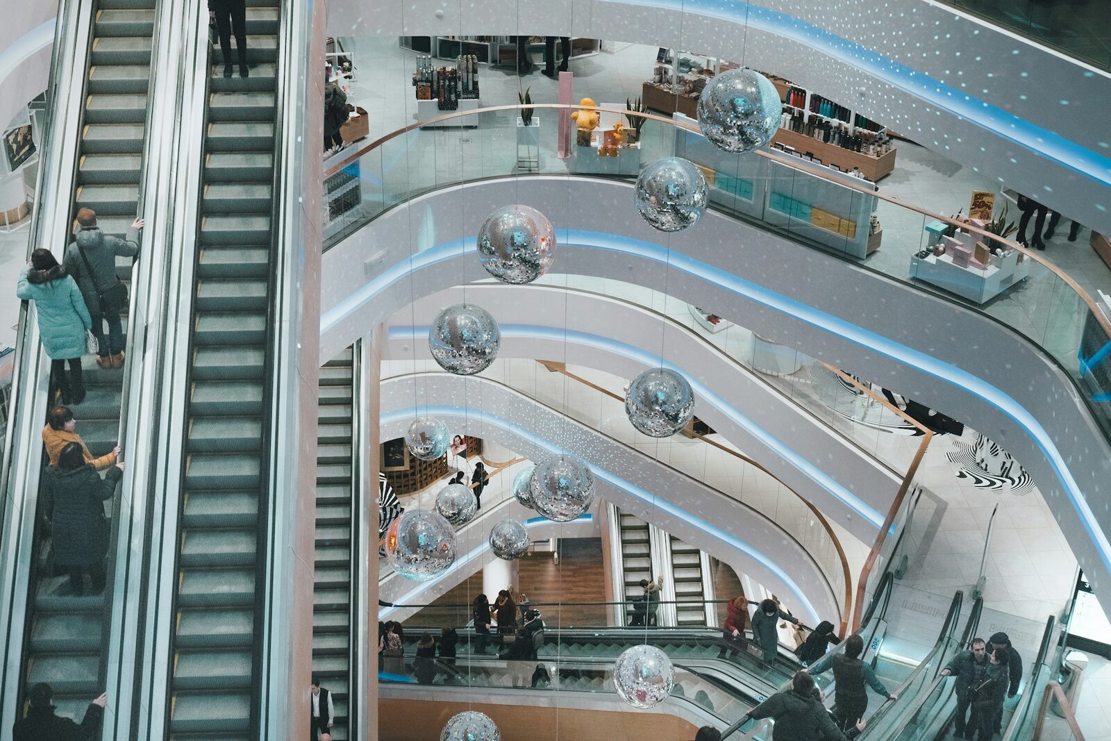 Colliers: Retailul încetinește în 2026, dar 2027 dă semne de revenire