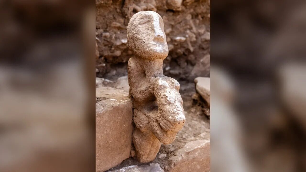 Statuie veche de 11.000 ani: Om călare pe leopard, uluitoare