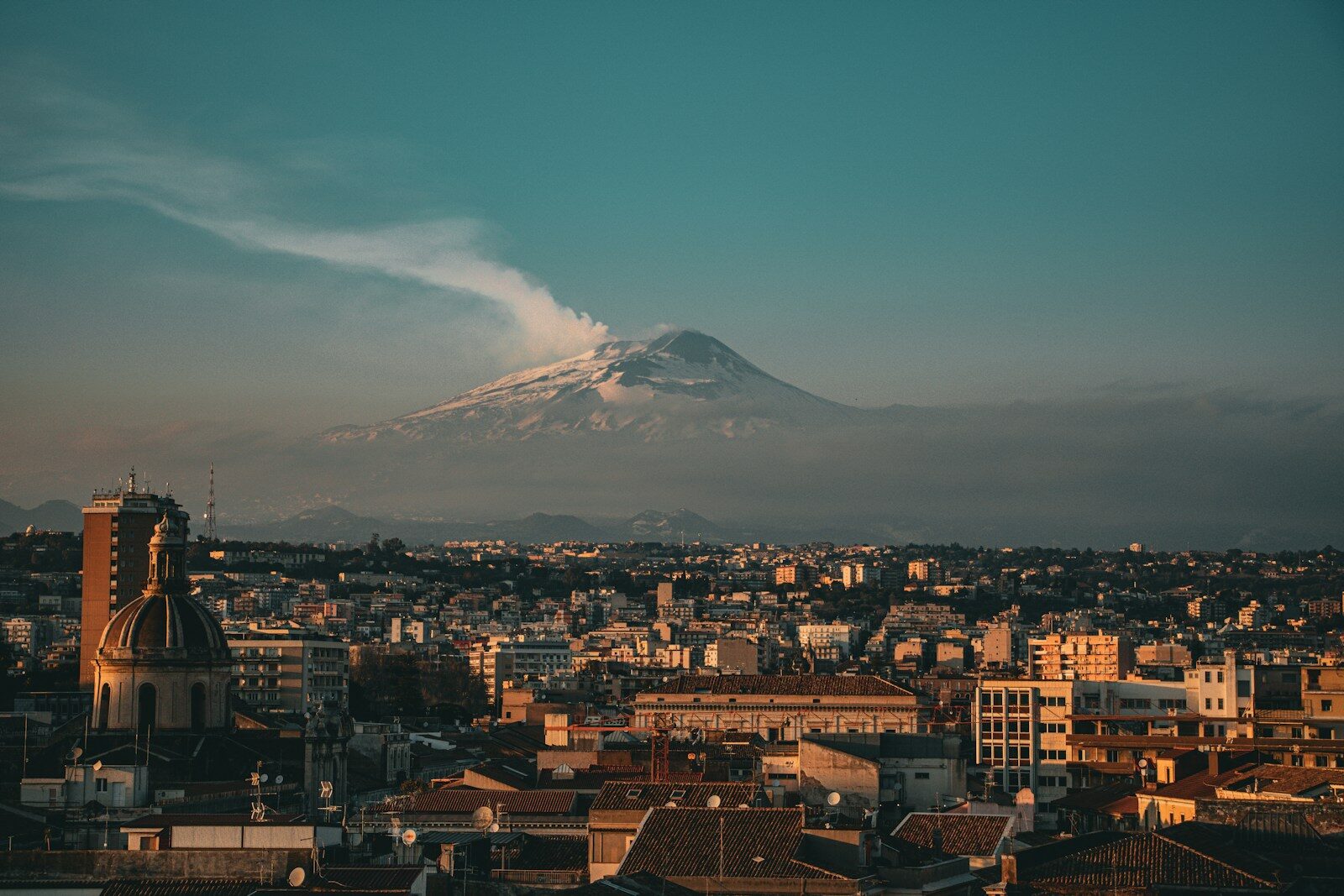 Etna erupt: Restricții la aeroportul din Catania