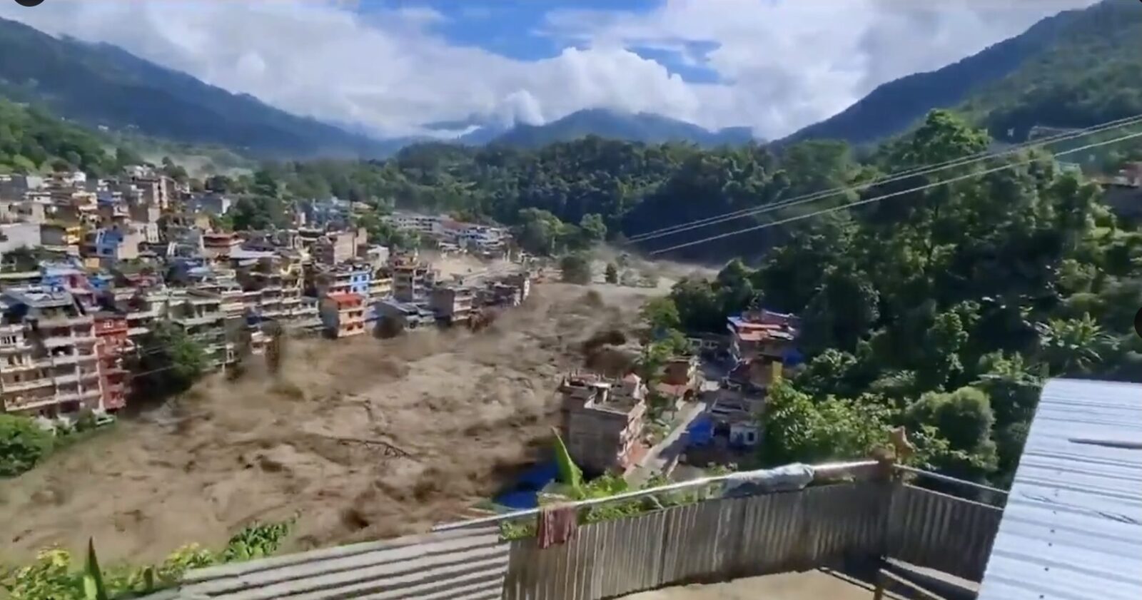 Tragedie la granița Nepal-Tibet: 160 de morți, sute dispăruți