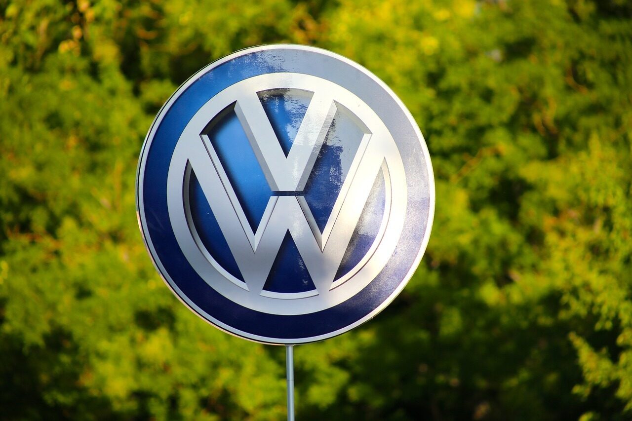 Șeful VW, huiduit la fabrică după ce a vorbit de concedieri